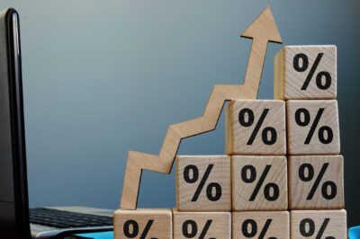 Wie beeinflussen Zinserhöhungen oder Zinssenkungen die Aktienmärkte?