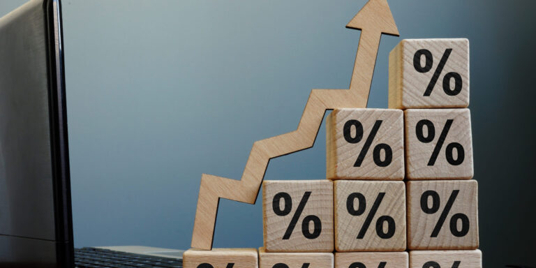 Wie beeinflussen Zinserhöhungen oder Zinssenkungen die Aktienmärkte?
